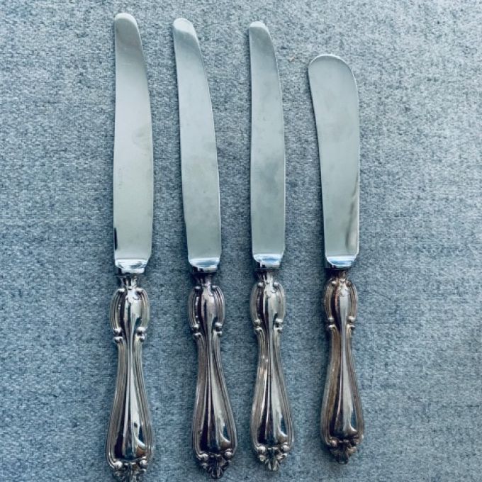 Set m 4 mindre knivar