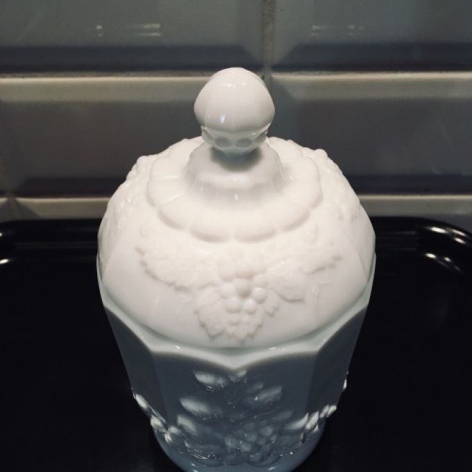 Skål på fot med lock