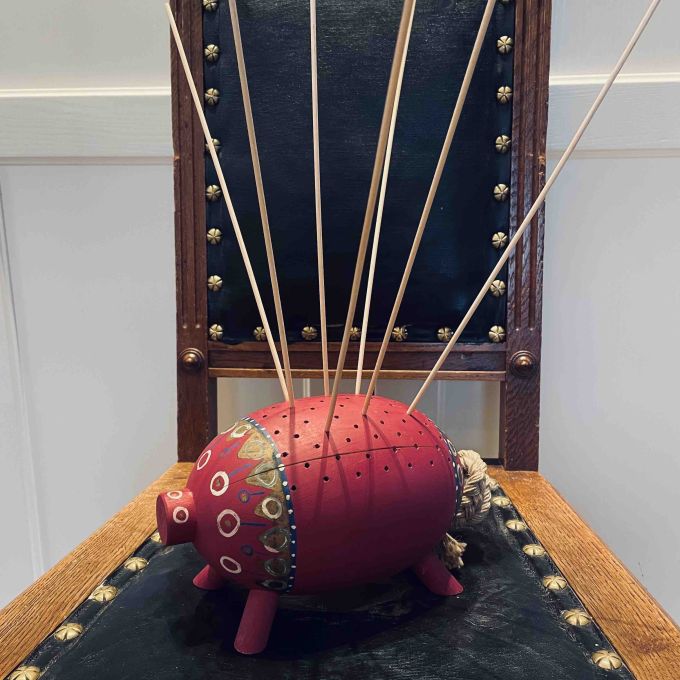 Julig trägris med små hål i