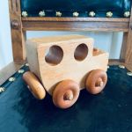 Charmig gammal träbil