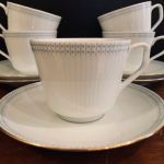 Set med 5 koppar och fat