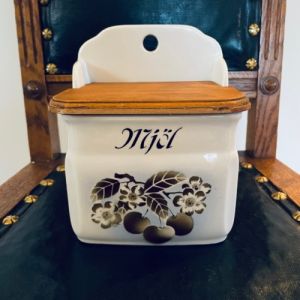 Vägghängd Porslinsburk m trälock MJÖL