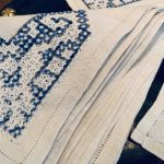 Set med 8 mindre linneservetter brodyr