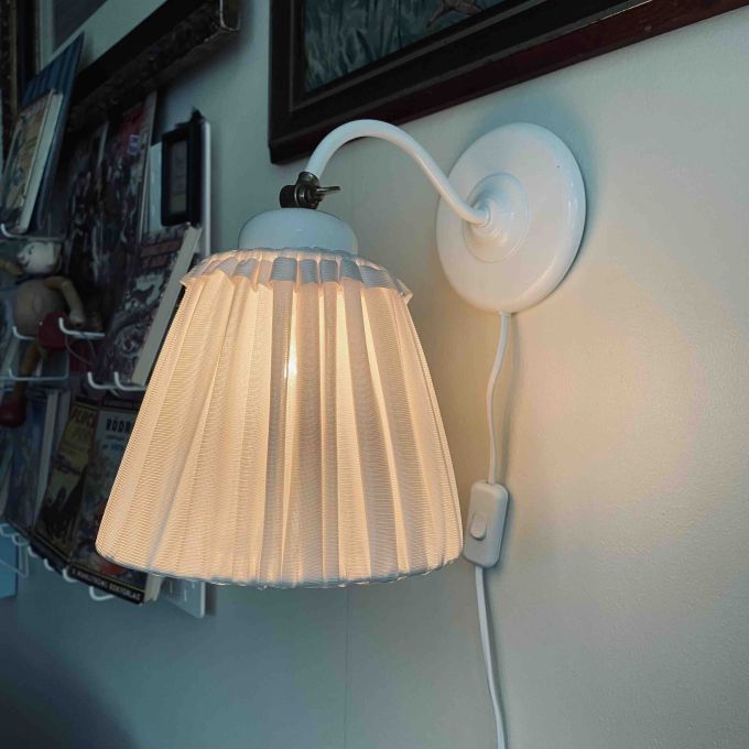 Vägglampa ställbar