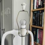 Hög bordslampa crèmevit