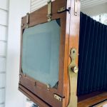 Antik Bälgkamera m stativ och plåtar