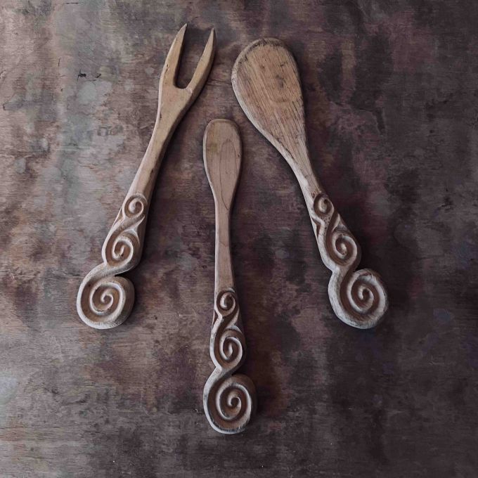 Set med 3 snidade träreddskap