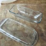 Avlång glasbehållare med lock