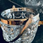 Kristallvas med metallhandtag