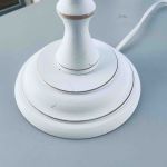 Hög trälampa med skärm