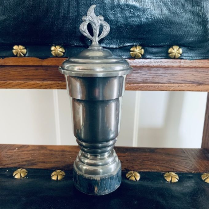 Liten tennpokal m träfot och lock