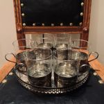 Bricka med 6 glas med metallbehållare