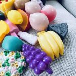 Stort set med lekmat i plast