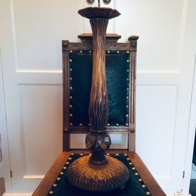 Hög ljushållare i trä