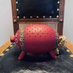 Julig trägris med små hål i