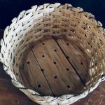 Antik flätad korg med träbotten - diameter 25 cm