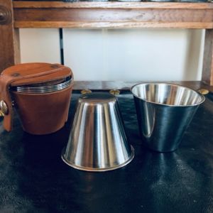 Snapsglas i läderfordral