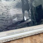 Metallram m äldre tidningsurklipp - Västerlånggatan vid jultid