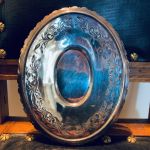 Ovalt dekorerat fat i nysilver