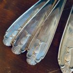 Set med 10 stora nysilverskedar med bokstaven D