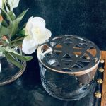 Par glasvaser med genombrutna lock