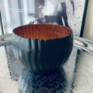 Svart- och guldfärgad metallskål