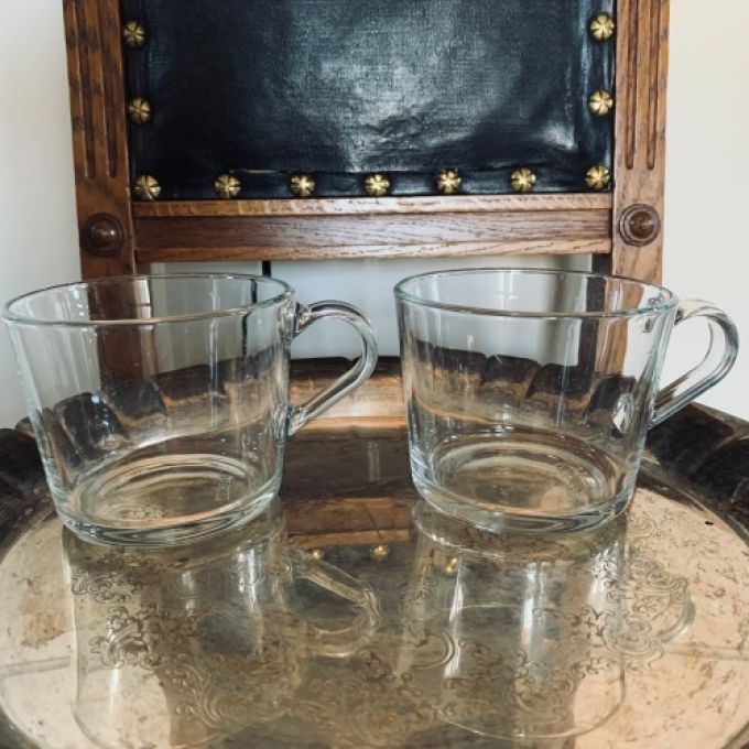 Paret stora glasmuggar