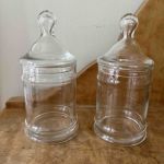 Paret glasburkar med lock