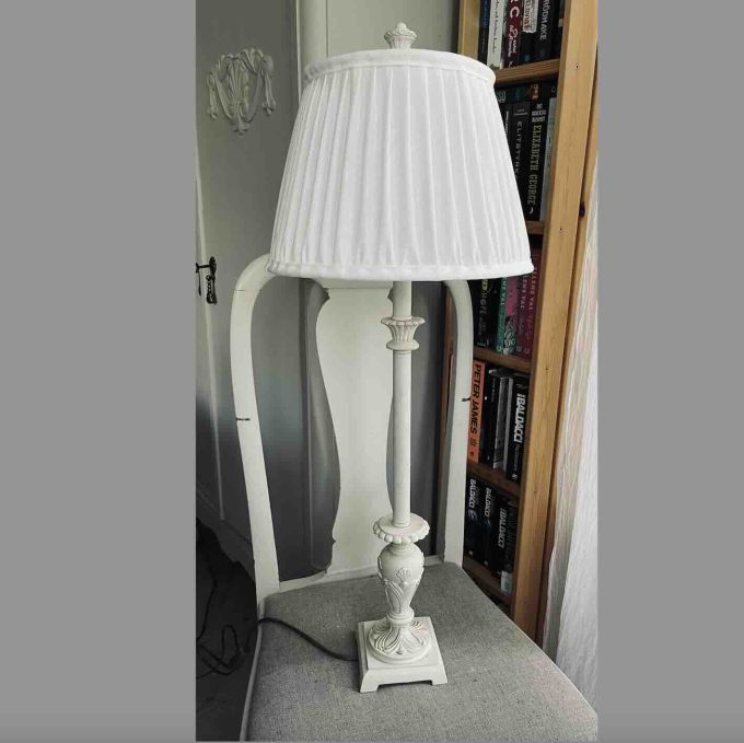 Hög bordslampa crèmevit