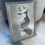 Metallram m äldre tidningsurklipp