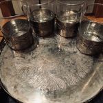 Bricka med 6 glas med metallbehållare