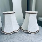 Paret lampettskärmar klockformade siden