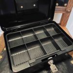 Kassaskrin svart 25*18 cm - låsbart