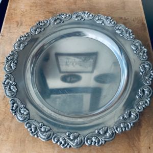 Rund bricka med vacker dekor