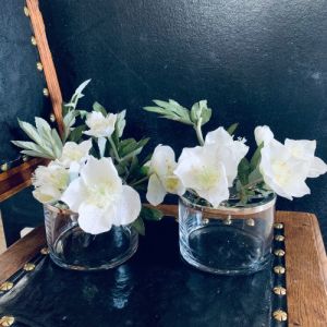 Par glasvaser med genombrutna lock