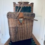 Korg med handtag och spänne