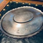 Ovalt dekorerat fat i nysilver