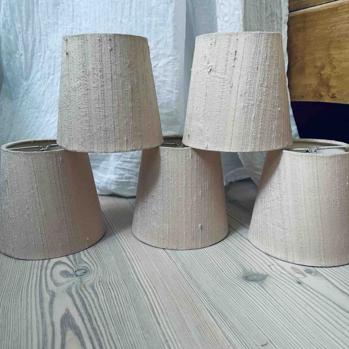 Set med 5 ljusrosa lampettskärmar i siden