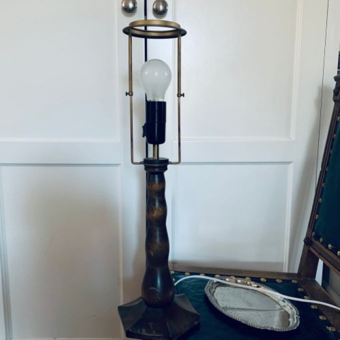 Bordslampa svarvat trä