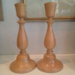 Paret handsnidade ljusstakar i bokträ