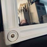 Vacker trässpegel med fasetterat glas