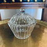 Oval glasskål m lock räfflad