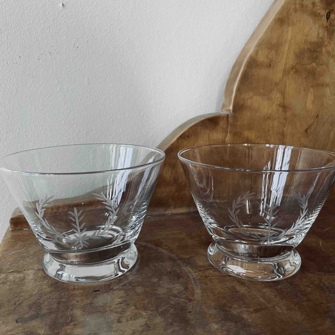 Paret fina skålar med etsning