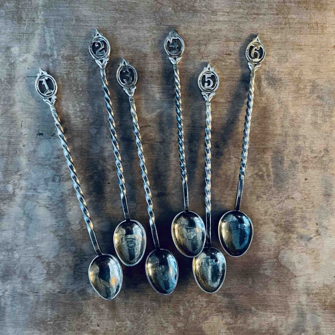 Set med 6 numrerade skedar