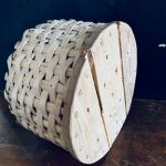 Antik flätad korg med träbotten - diameter 25 cm