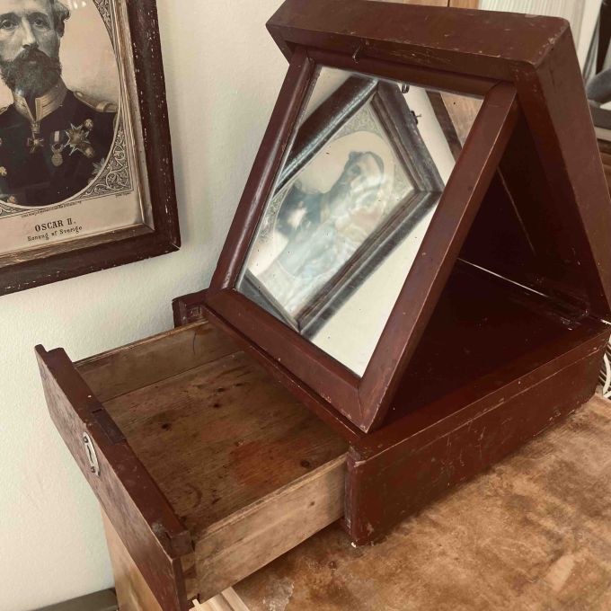 Antik rakspegel med låda