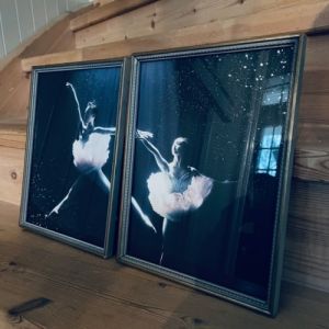 Paret gråguldiga träramar med balettmotiv