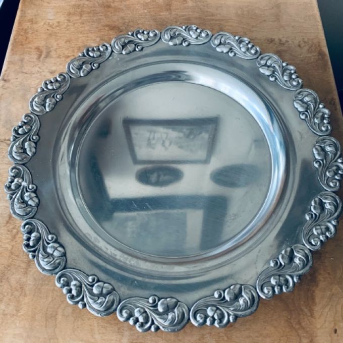 Rund bricka med vacker dekor