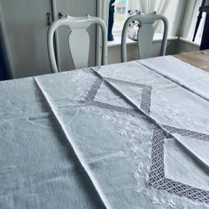 Linneduk - vackert dekorerad - 122*212 cm