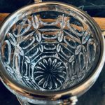 Kristallvas med metallhandtag